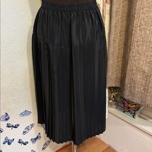 Confecciones Gucar Balalona, elegant shiny black pleated midi skirt. Size M.